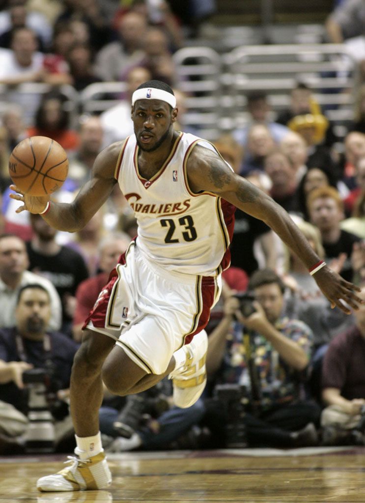 22 апреля 2006 года: кроссовки Nike LeBron 20.5.5 PE. Леброн самый молодой игрок в истории НБА, который оформить трипл-дабл в плей-офф.